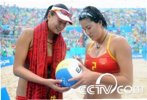 中国沙排组合薛晨与张希，曾是世界女子沙滩排球的顶尖搭档，以默契配合和顽强拼搏著称